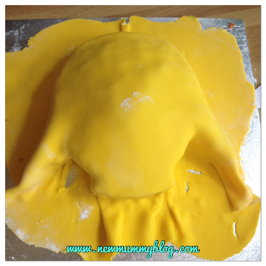 How to make an Easter Chick Cake Icing the cake