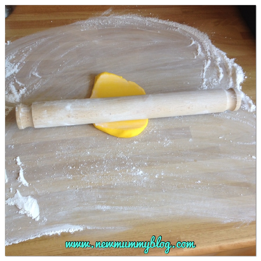 NewMummyBlog Easter Chick Cake Rolling the Icing
