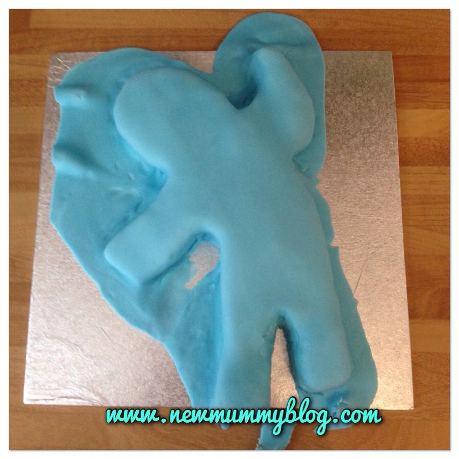 Icing my Iggle Piggle Cake - How make an Iggle Piggle cake for a toddler's birthday - easy instructions for this In The Night Garden cake 