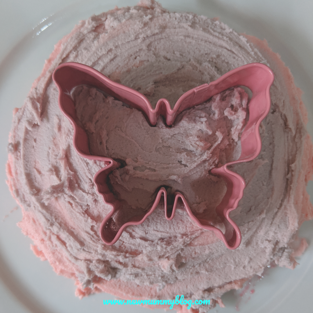 Use a cake cutter to make a butterfly cake, easy, kids activity, kids birthday cake